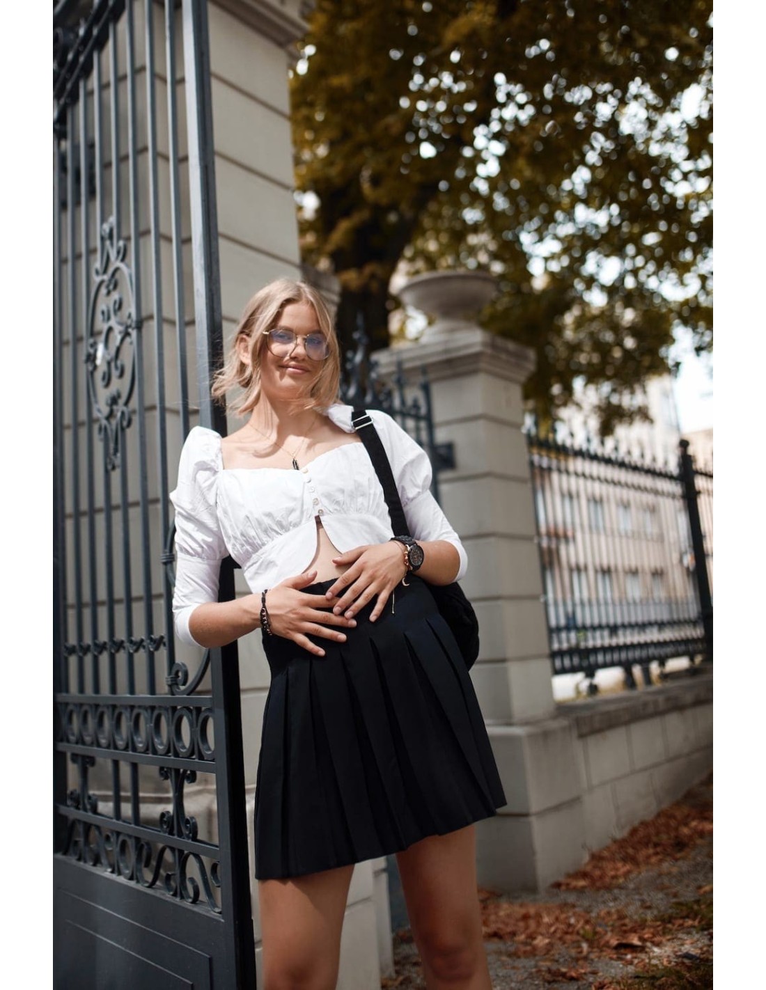 Short blouse with a heart neckline, white 4070 - Online store - Boutique